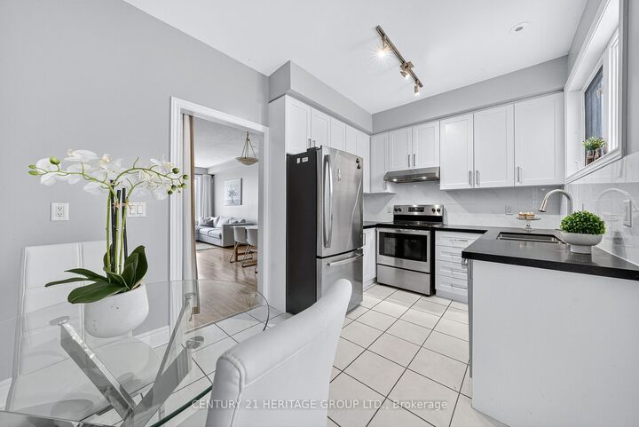 Property Photo: 82 Suncrest Boulevard ON L3T 7Y1