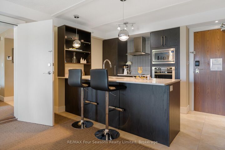 Property Photo: 9 Harbour Street E 6210/6212 ON L9Y 5C5