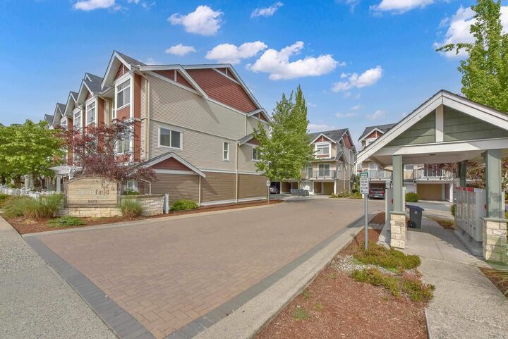 Photo de la propriété:  8676 158 Street 7  BC V4N 5W3 