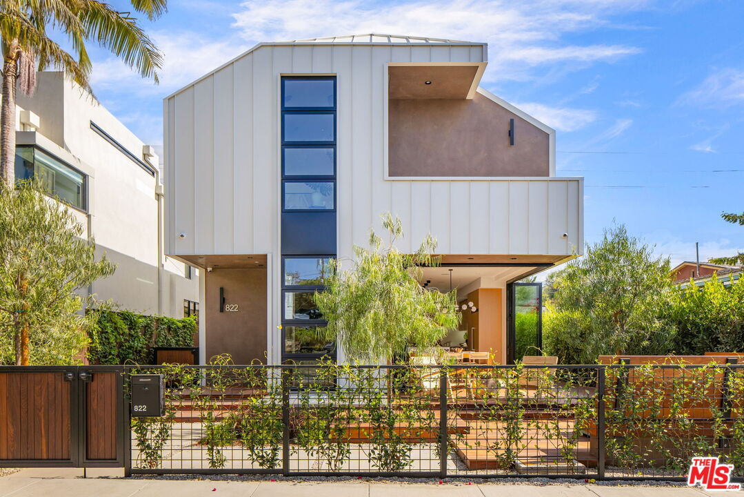 Property Photo: 822 Superba Ave CA 90291