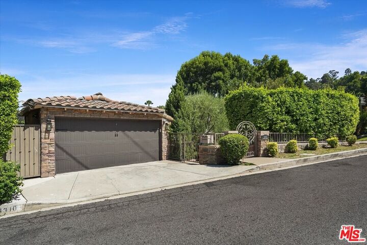 3310 Bennett Dr  Los Angeles CA 90068 photo