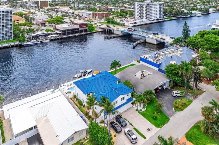 Property Photo: 4331 W Tradewinds Ave B FL 33308