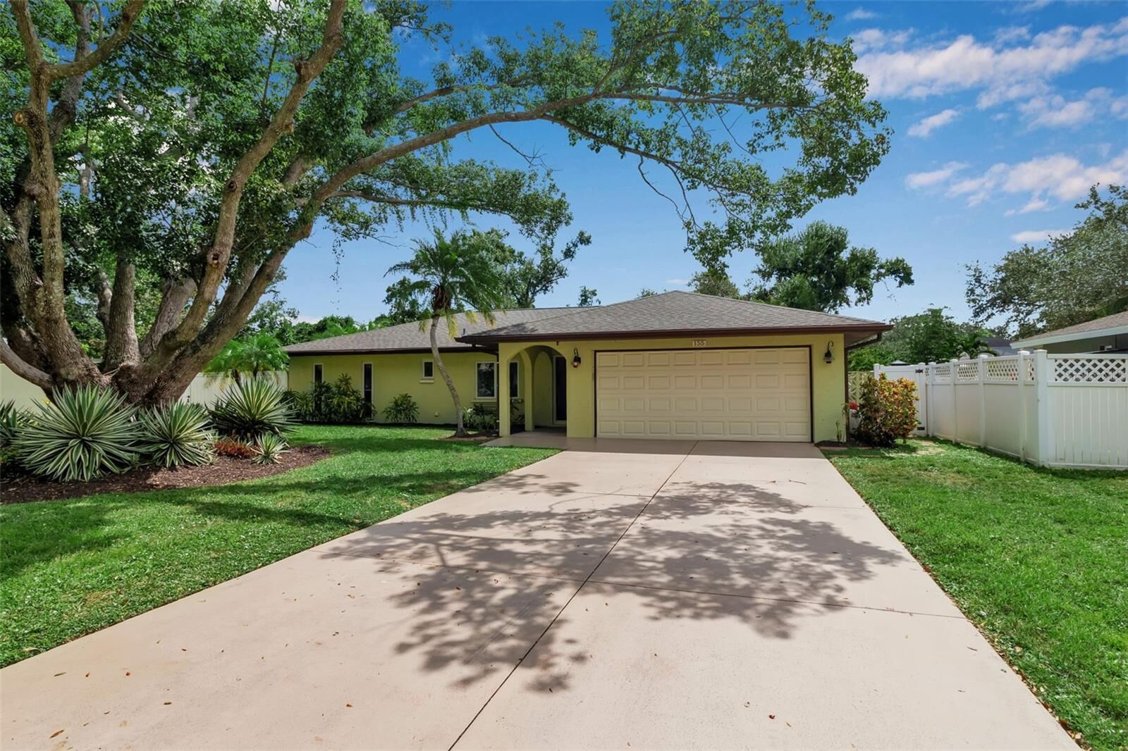Property Photo: 155 Mimosa Circle FL 34232