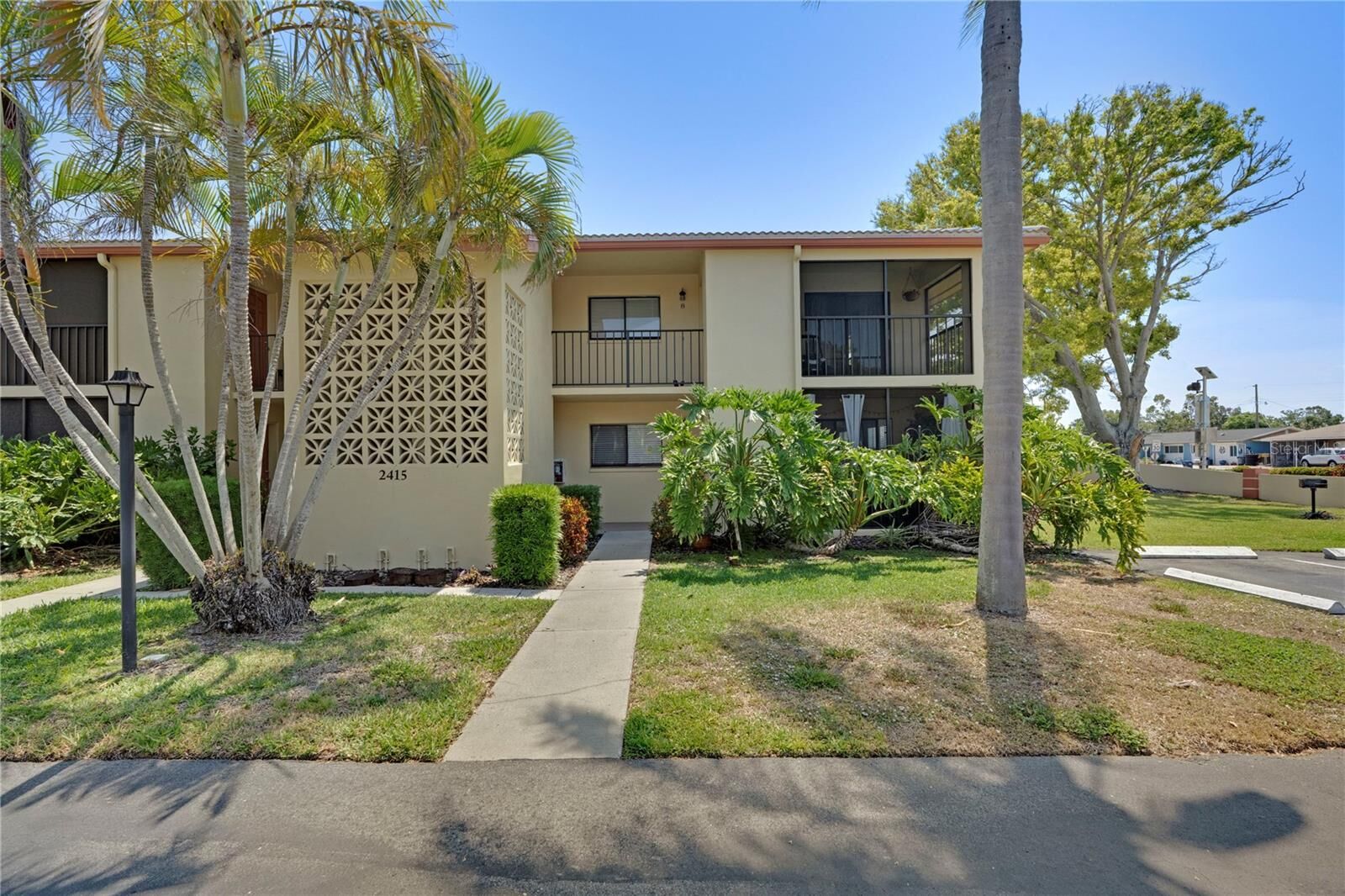 Property Photo: 2415 Bayshore Gardens Parkway 8 FL 34207