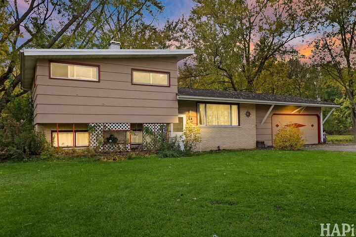 1711 Beechnut Drive  Holiday Hills IL 60051 photo