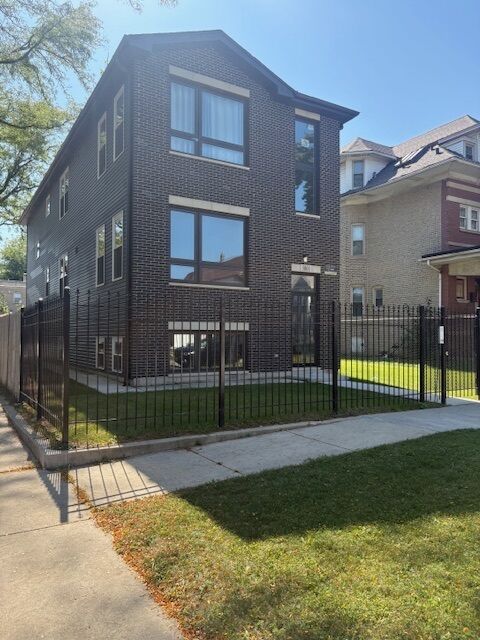 Property Photo: 5803 W Superior Street 3 IL 60644