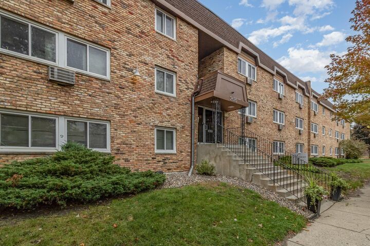 Property Photo: 2616 Harriet Avenue 303 MN 55408