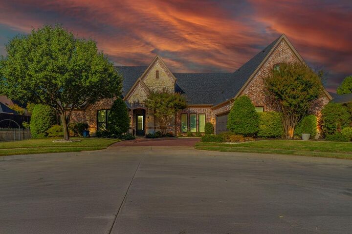 Property Photo: 4001 Fairmont Court TX 76021