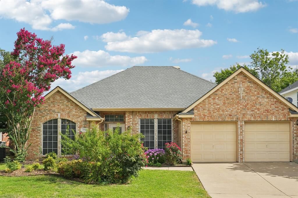 Property Photo: 6716 Spring Valley Way TX 76132