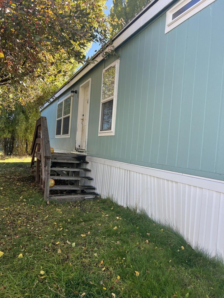 Property Photo: 4000 Round Lake Road 106 OR 97601