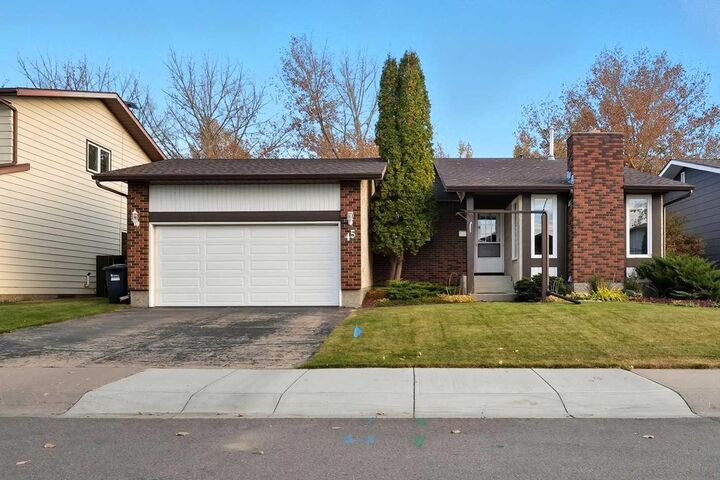 Property Photo: 45 Wiltshire Boulevard AB T4N 6L2