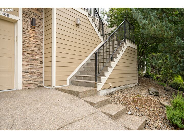 Property Photo: 408 La Cresta Dr OR 97306