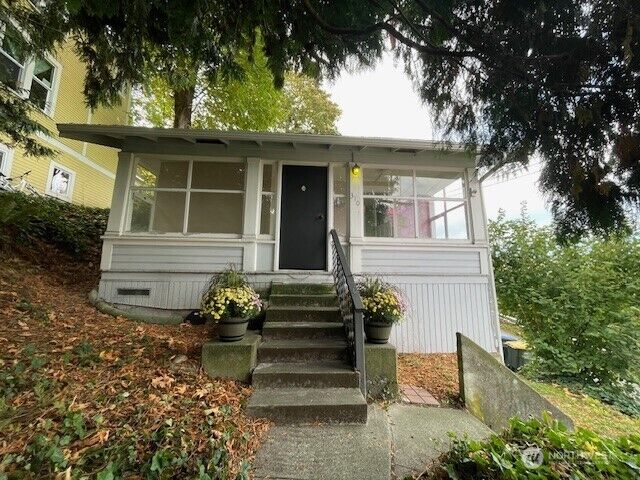 Property Photo:  310 E Ivy Street  WA 98225 