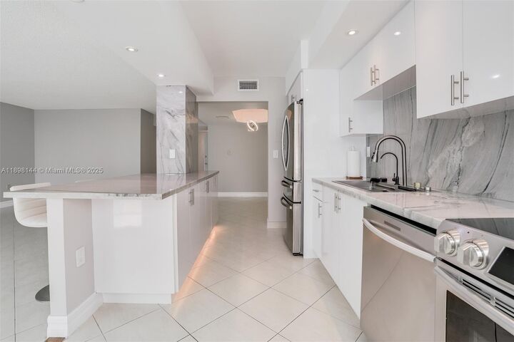 Property Photo: 18071 Biscayne Blvd 1204 FL 33160