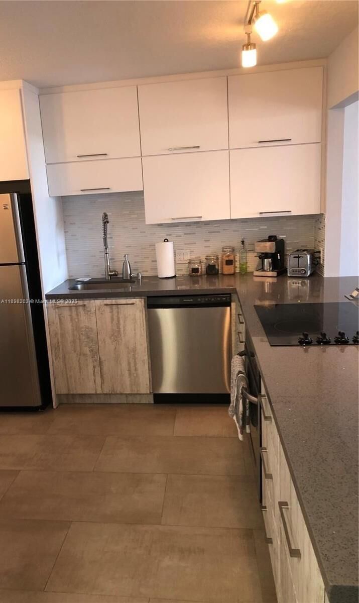 Property Photo: 2851 NE 183rd St 605E FL 33160