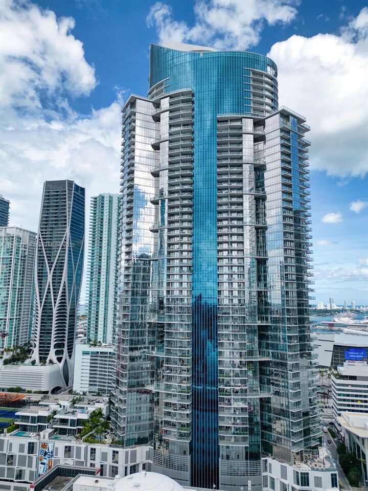 Property Photo: 851 NE 1st Ave 4107 FL 33132