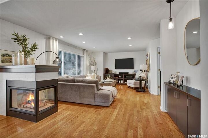 Property Photo: 835 Swan Crescent SK S7J 5C7