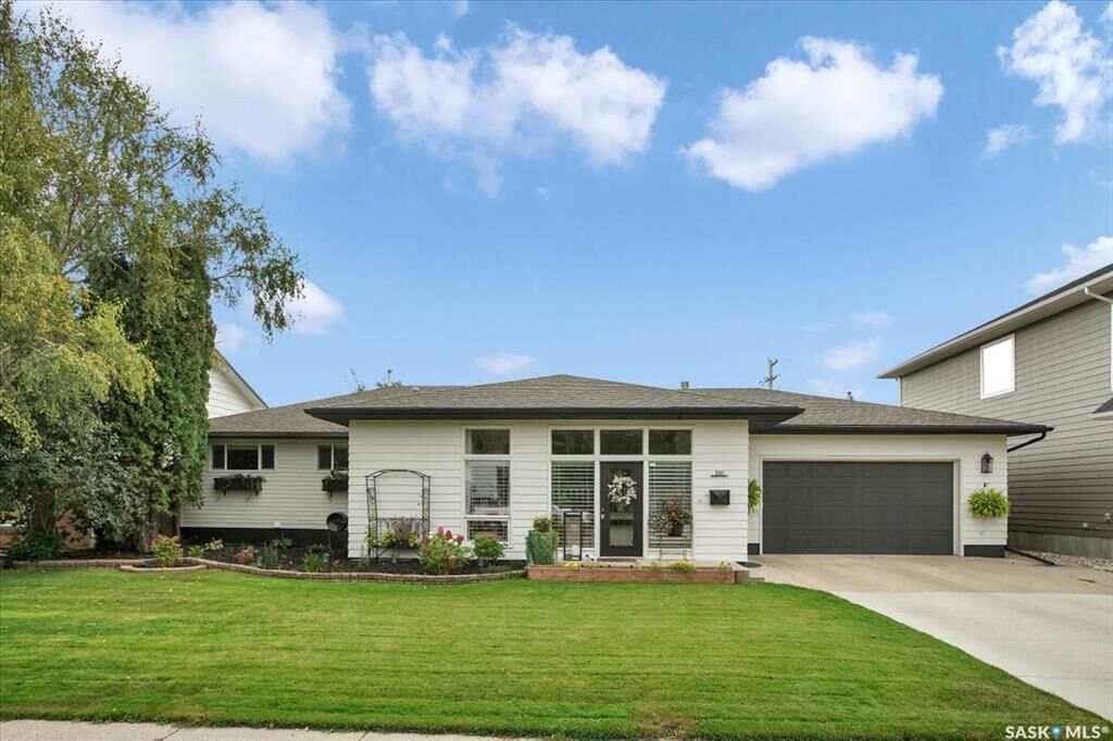 Property Photo:  310 Willow Street E  SK S7J 0C6