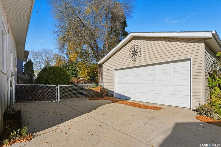 Property Photo:  42 Red River Road  SK S7K 1G3