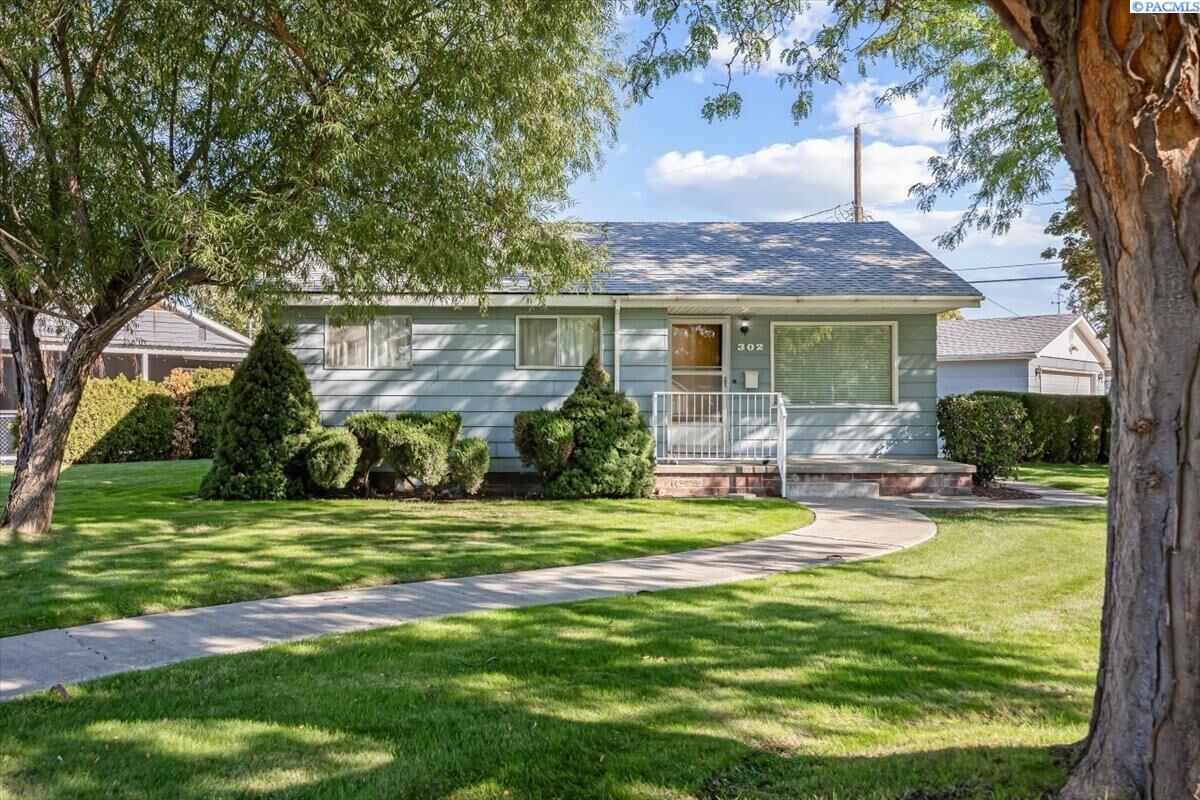 Property Photo:  302 Rossell Ave  WA 99352 
