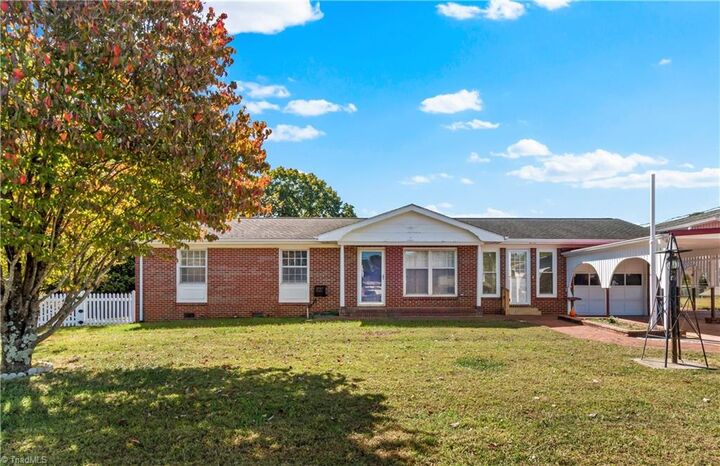 Property Photo: 930 Rock Spring Drive NC 27105