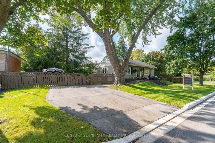Photo de la propriété:  43 Colonial Avenue  ON M1M 2C3