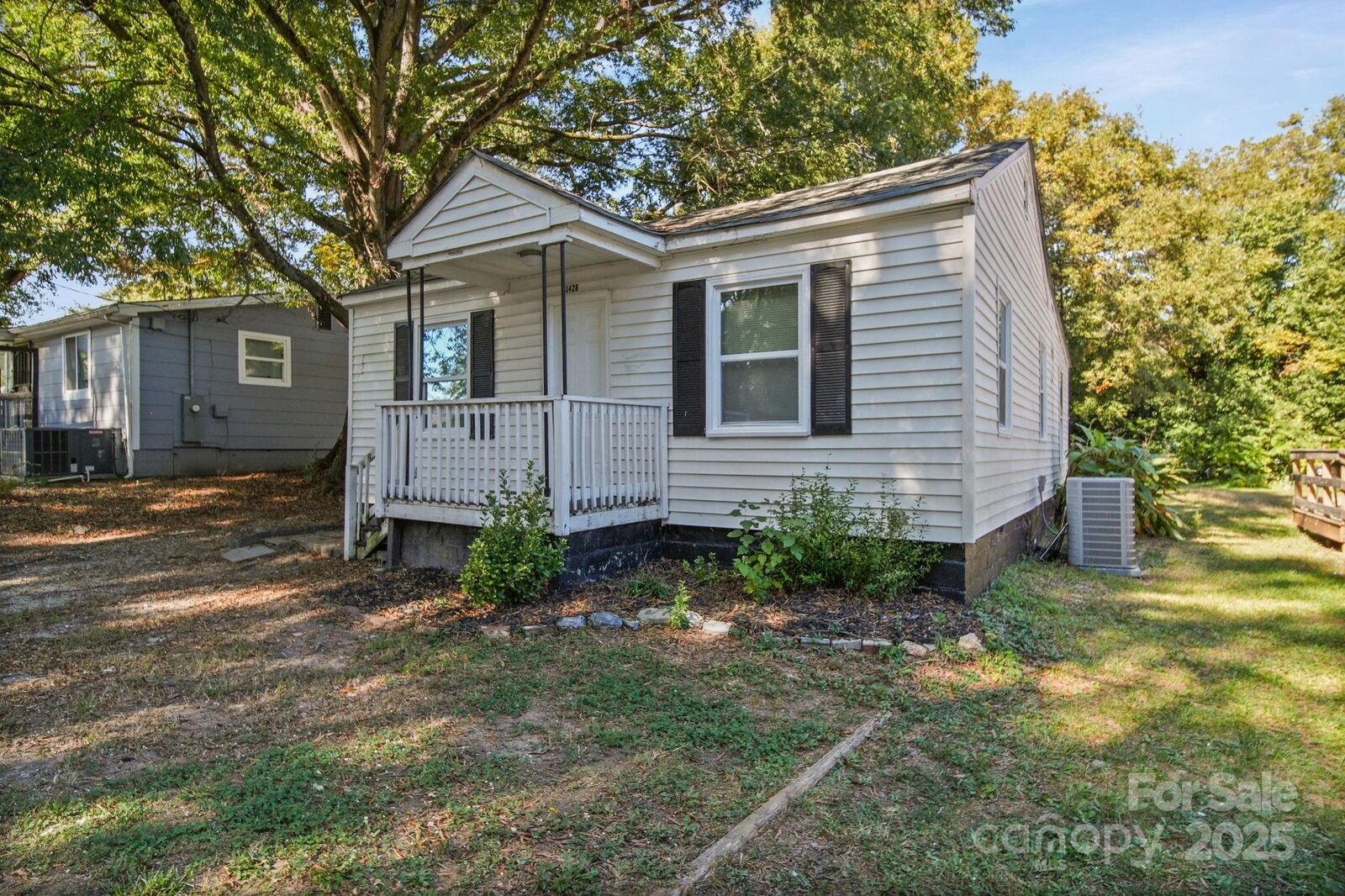 Property Photo: 1426 Beechwood Drive NC 28052