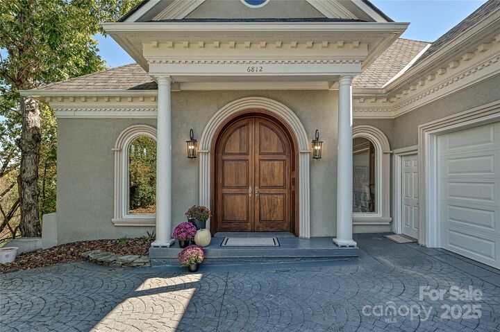 Property Photo: 6812 Linkside Court NC 28277
