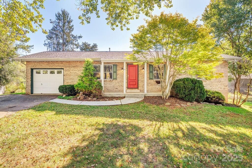 Property Photo: 9 Guinevere Court NC 28806