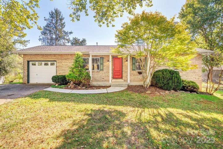 9 Guinevere Court  Asheville NC 28806 photo