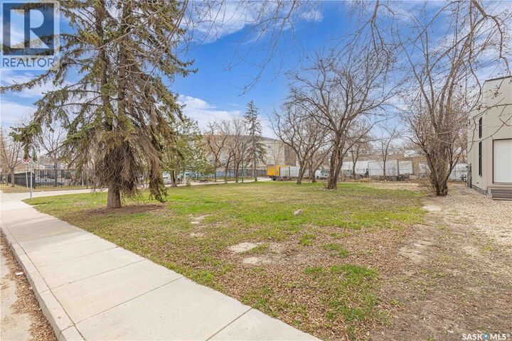 Property Photo:  205 25th Street W  SK S7L 0C3 