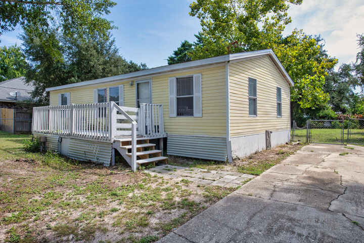 Property Photo: 211 Evergreen Drive FL 32569