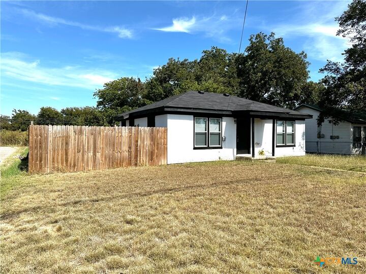 Property Photo: 801 E Avenue G TX 76541