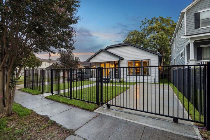 Property Photo: 318 W 24th Street TX 77008