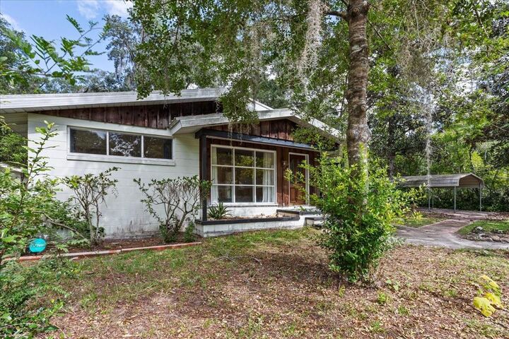 Property Photo: 1124 NW 40th Avenue FL 32609