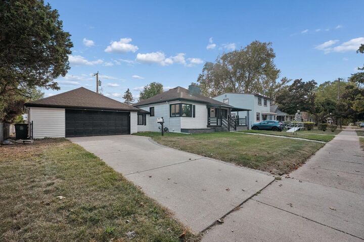 Property Photo:  2010 Kalama Avenue  MI 48067 