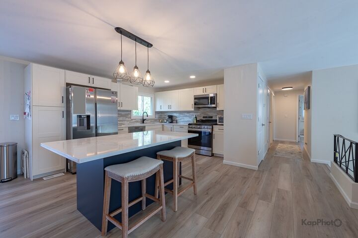 Property Photo:  818 Brentwood Court  IL 60193