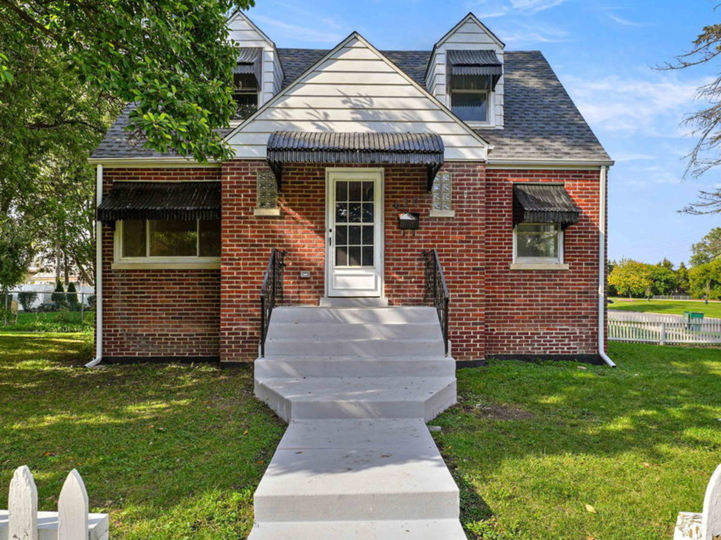 Property Photo: 630 E End Avenue IL 60162