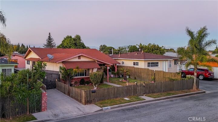 Property Photo:  109 W Glencoe  CA 90220 