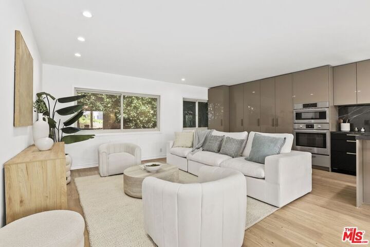 Property Photo: 1233 N Laurel Avenue 109 CA 90046