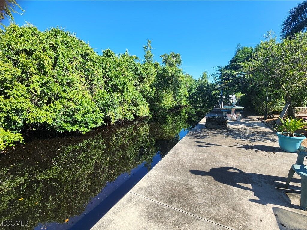 Property Photo:  1370 Harbor View Drive  FL 33917 