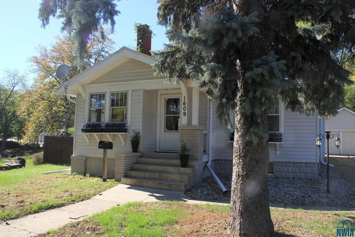 Property Photo: 1609 Helmer IA 51103