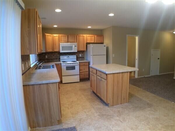 Property Photo:  2745 SW Salmon Avenue  OR 97756