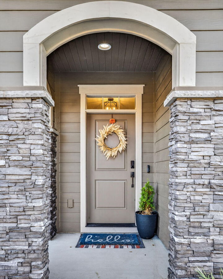 Property Photo:  972 NE Steins Pillar Drive  OR 97754 