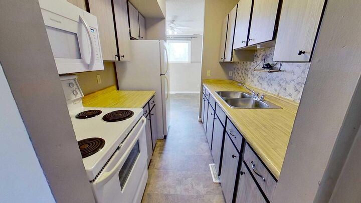 Property Photo:  5915 45 Avenue B  AB T4L 1T8 