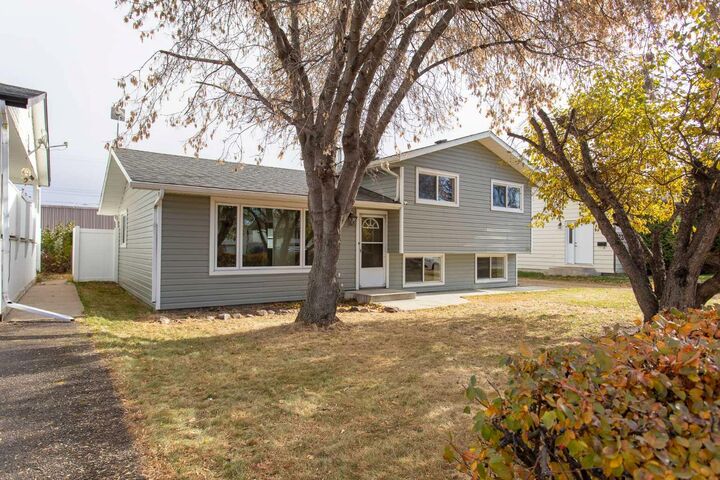 5233 47 Street  Lacombe AB T4L 1J3 photo