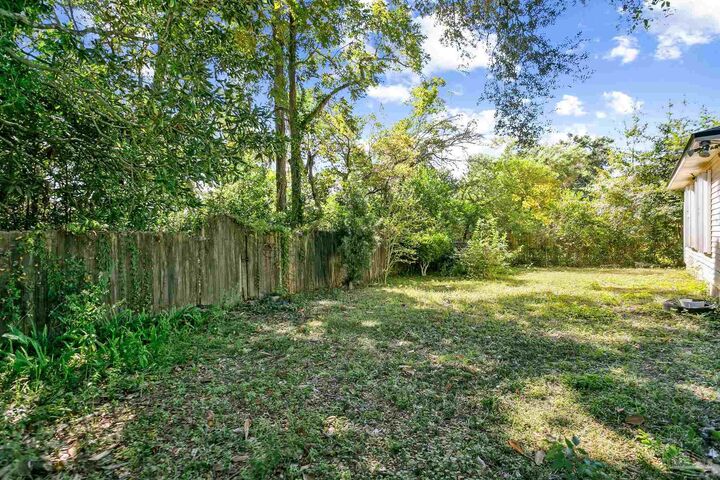 Property Photo:  1125 W Scott St  FL 32501