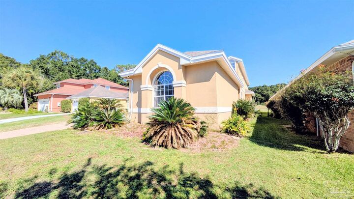 Property Photo: 2083 Downing Dr FL 32505