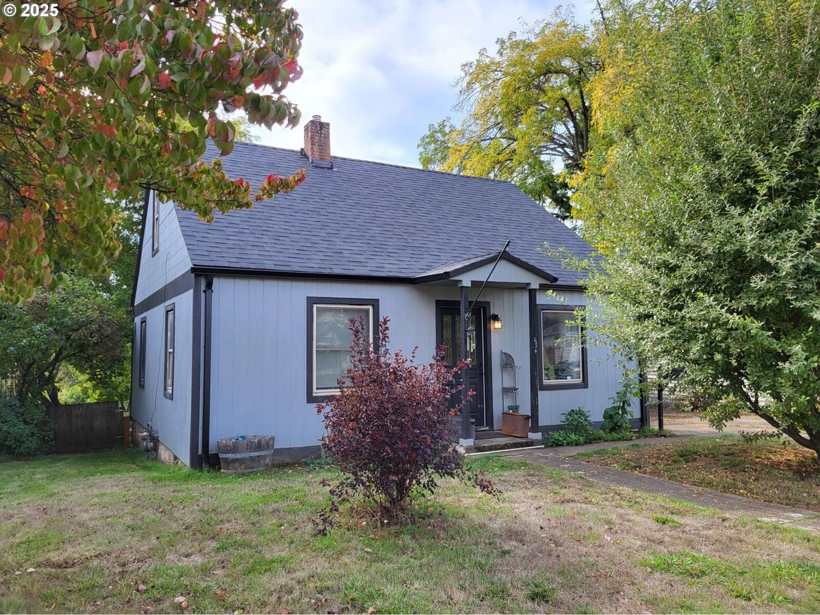 Property Photo: 634 E Main St OR 97378