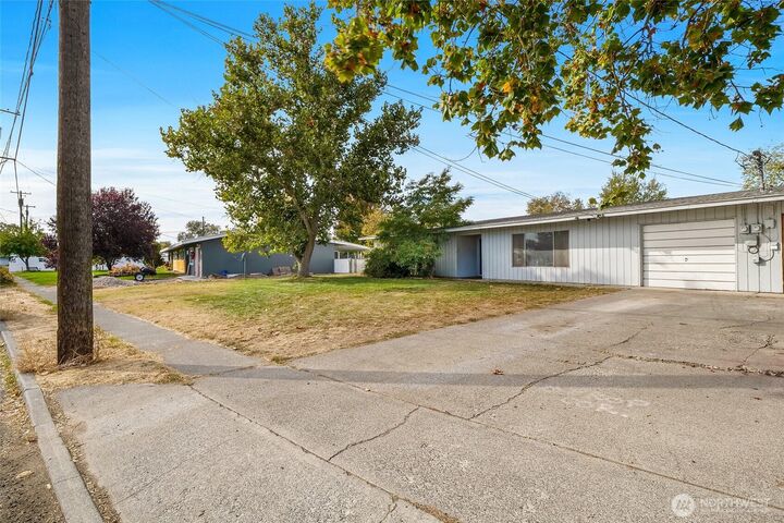 9023  McConnell Drive A  Moses Lake WA 98837 photo